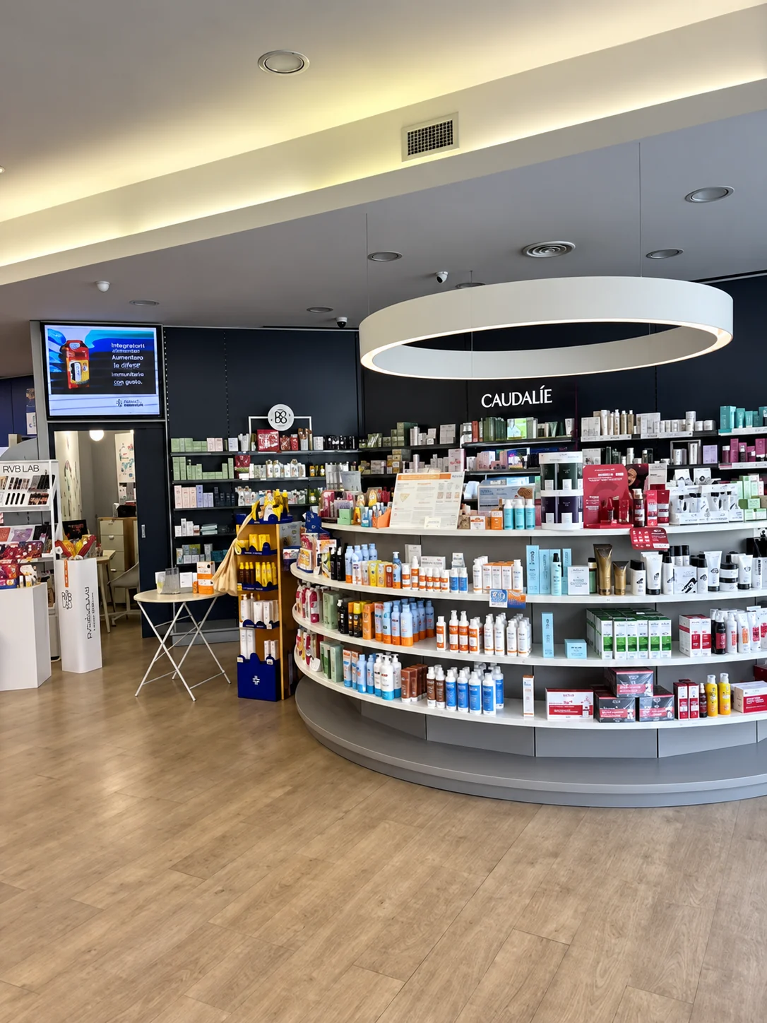 Spazi interni della Farmacia Ranieri